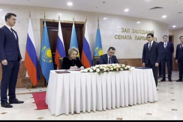 Спикер сената Маулен Ашимбаев и глава Совфеда Валентина Матвиенко обсудили развитие сети филиалов вузов России и Казахстана